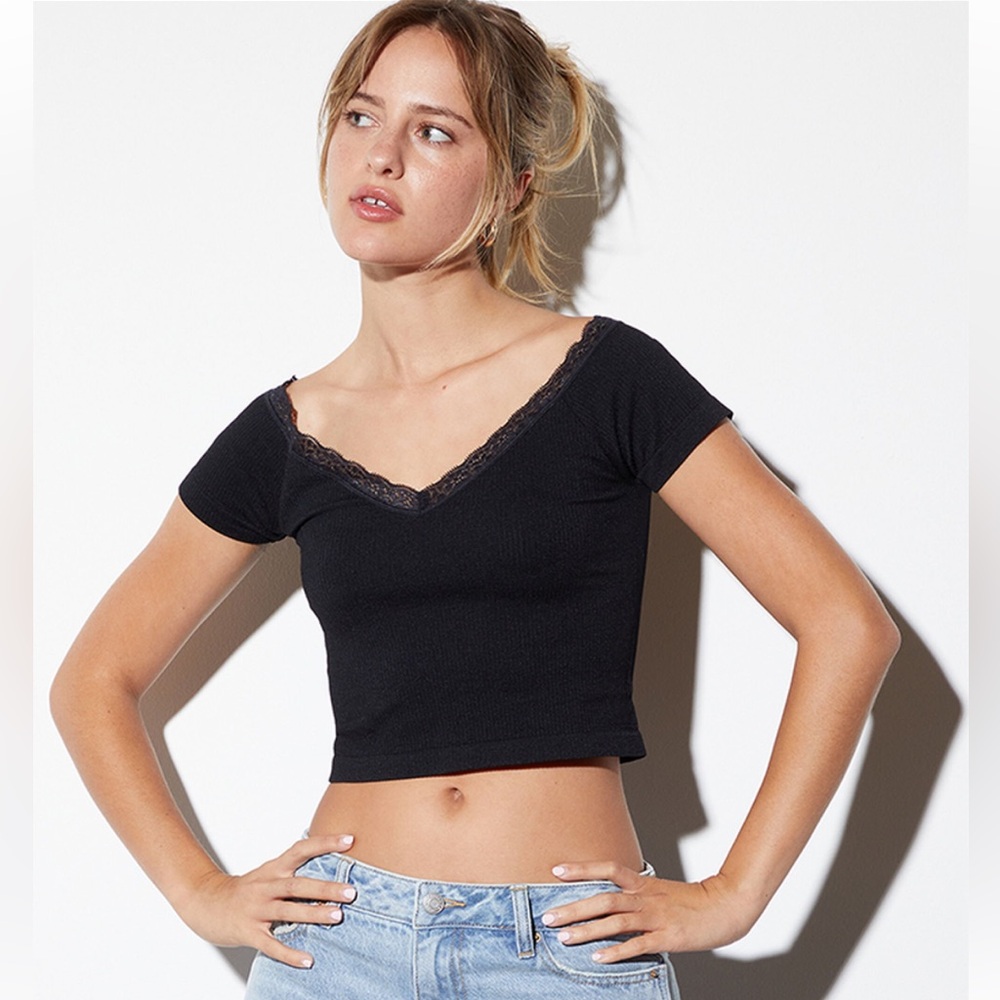PACSUN LACE V-NECK BLACK RIBBED CROP TOP